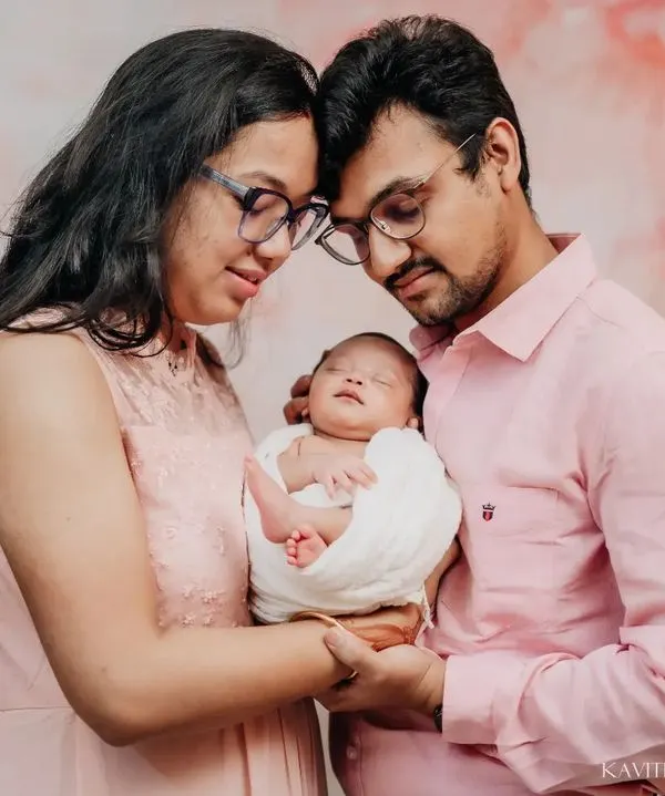 A new family of three, holding their world in their hands. My goal is to create a calm and loving atmosphere for these newborn family portraits.