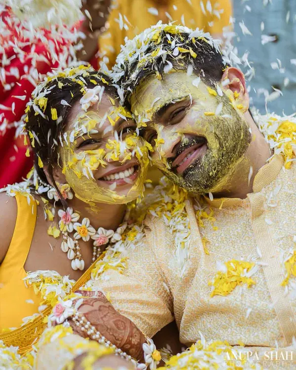 This is what pure joy looks like. I live for these unscripted, playful moments during a Haldi ceremony, where laughter fills the air and love is celebrated with vibrant color and energy.