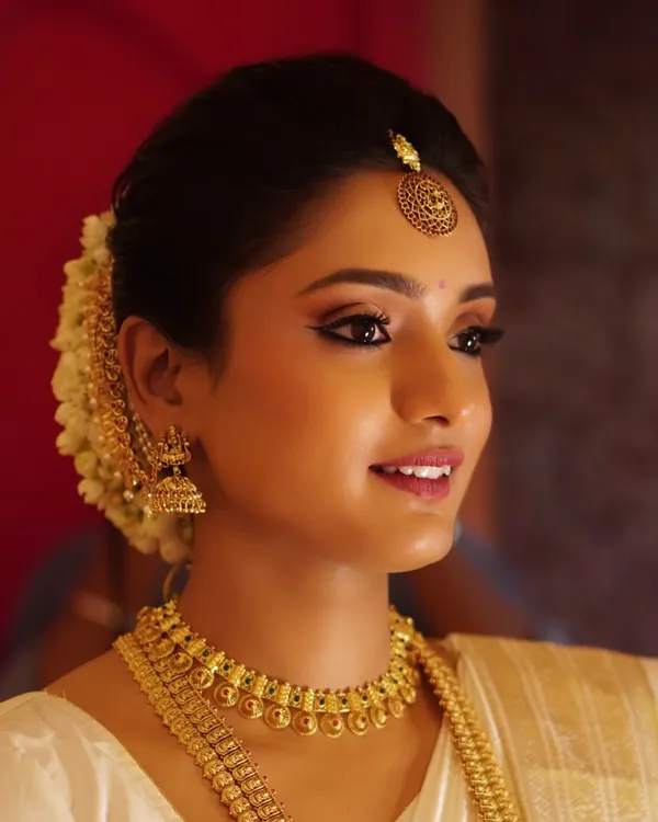 Nony looked absolutely stunning for her South Indian wedding. We used a lightweight, long-lasting foundation, warm earthy eyeshadows with intense kohl, and a sophisticated mauve lip to create a look of timeless elegance.