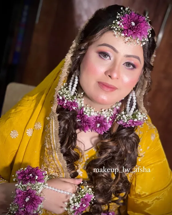 This Haldi bride looks absolutely radiant. The combination of her yellow outfit and the purple floral jewellery is so unique and beautiful. I kept her makeup fresh and glowing to match the vibe.