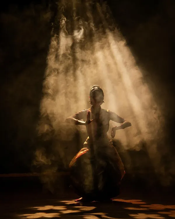 This single spotlight captures the essence of a live performance. It's in these quiet, focused moments on stage that I feel the story comes through the most, a blend of preparation and pure emotion.