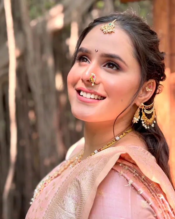 This is the radiant, happy glow I love to create for my brides. This Maharashtrian bridal look features soft, luminous skin that looks fresh and feels light, paired with a joyful smile that says it all.
