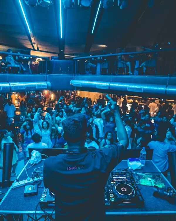 A wide shot from my mini-concert weekend at Flo Church Street. Playing at large clubs like this hones my ability to manage the energy of a massive, multi-level space.