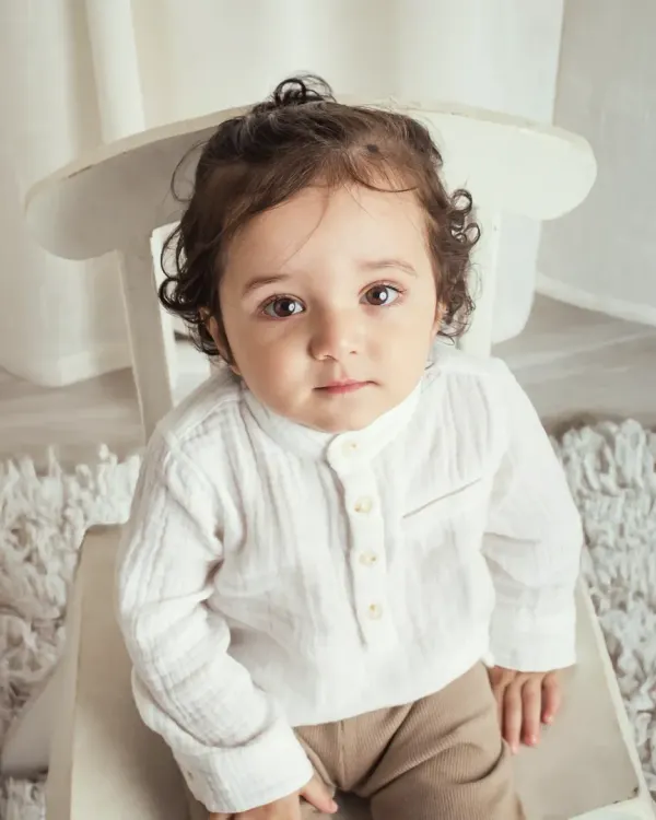 Those curious eyes. This simple, direct portrait of a sitter-session baby captures the innocence and wonder of this adorable age.
