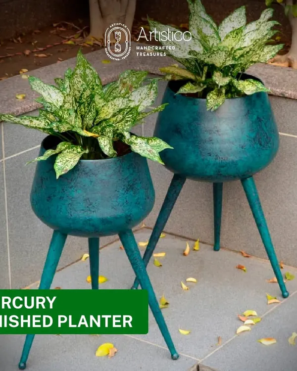 These Mercury finished planters with removable legs have a beautiful teal patina. They are perfect for adding a pop of colour and a mid-century modern vibe to your indoor or outdoor space.