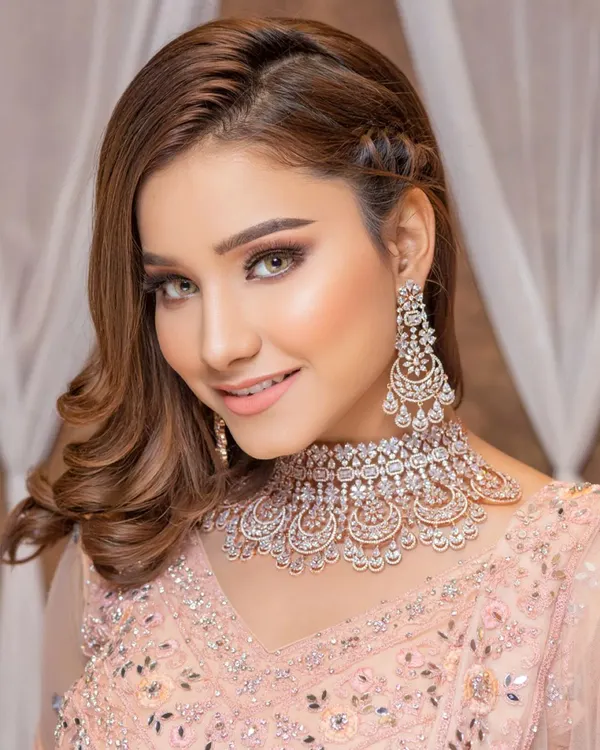 A stunning example of our modern jewellery collection. This rose gold plated diamond-look choker and matching earrings are perfect for receptions, cocktail parties, or any contemporary ethnic look.