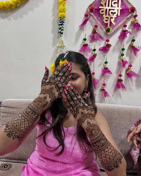 A beautiful back-hand design, perfect for a bride or for any festive occasion. The intricate patterns are a hallmark of my work.