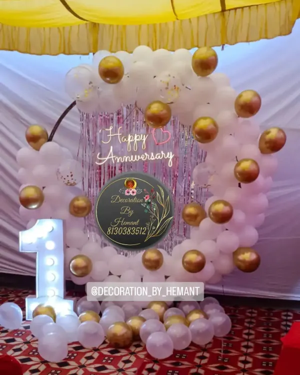 Here is a clean and elegant setup for a first anniversary, featuring a white and gold balloon ring. The large, illuminated '1' adds a personalized touch and looks great in photos.