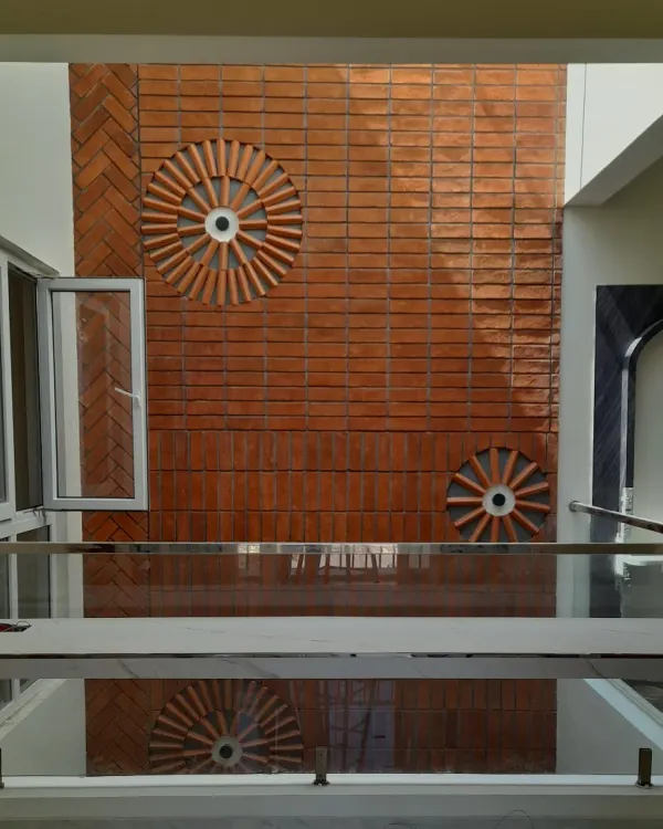 A beautiful display of craftsmanship in a central courtyard. We let the client and the bricklayer have a free hand, resulting in this stunning feature wall that becomes the visual anchor for the entire home, visible from almost every room.
