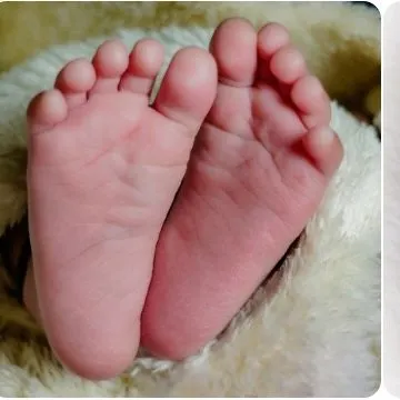 Those tiny, perfect feet. I love taking these macro shots to capture the details you'll want to remember forever.