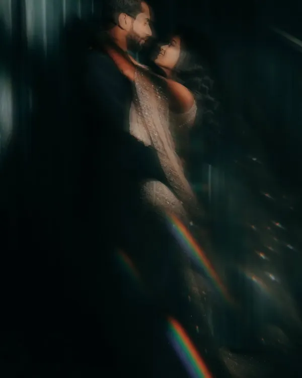 Using a prism to create a rainbow light effect, this portrait becomes dreamy and artistic. It’s a creative technique for a unique pre-wedding photo.