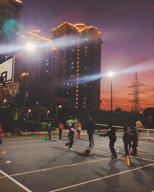 The game doesn't stop when the sun goes down. Our floodlit court at Kunskapsskolan is the perfect spot for evening hoops against a beautiful sunset backdrop.