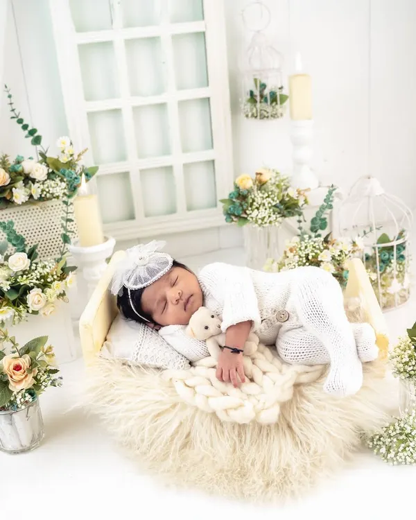 Fresh as a flower, this little one is sleeping in a heavenly white setup. Surrounded by white and cream roses, this angelic theme is both pure and beautiful.