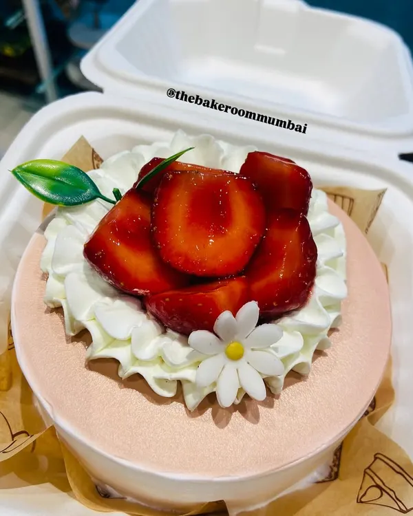 A cute and pretty strawberry bento cake. This personal-sized cake is perfect for a small celebration, topped with fresh strawberries and delicate cream piping.