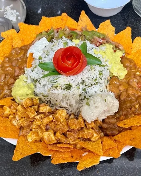 Who says athlete meal plans have to be boring? This is a healthy nacho bowl I designed for a client. It is packed with protein from paneer, fiber from beans, and healthy fats from guacamole, all balanced with carbs for energy. Eating for performance can be delicious!