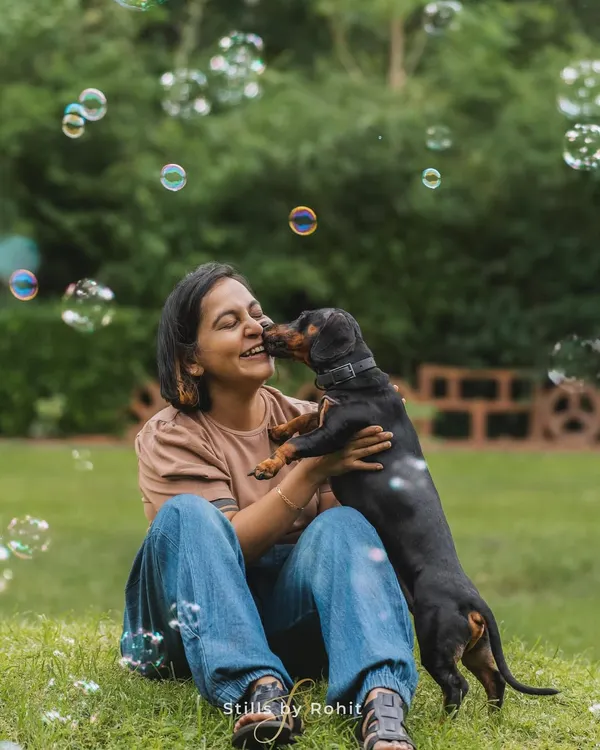 This is what pure, unfiltered joy looks like. A playful moment with bubbles, laughter, and a happy dachshund is exactly the kind of magic I love to capture during our sessions. It’s all about the real feels, not forced smiles.