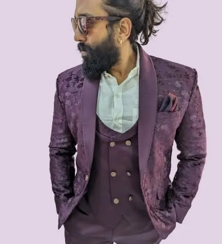 I'm excited to share this new piece from my men's wedding collection. This is a wine-colored jacquard self-printed three-piece tuxedo, perfect for a groom or groomsman.