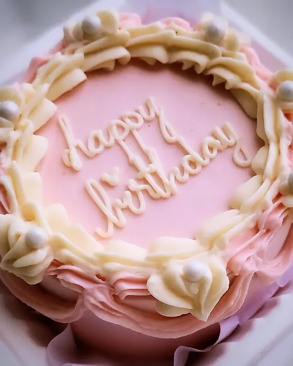 A beautiful vintage-style bento cake in pink with delicate white piping. These small cakes are perfect for celebrating any occasion in style.