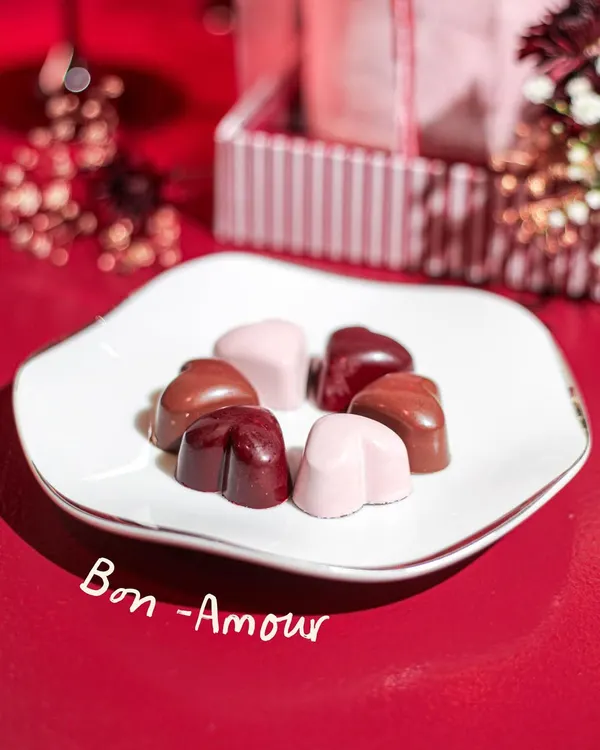 Bon-Amour. A plate of our heart-shaped bonbons, specially crafted for Valentine's Day. A sweet reminder to pre-order your gifts!