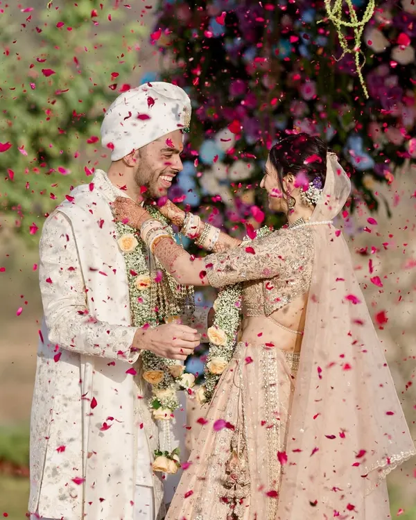 A perfect varmala moment, showered in rose petals and sunlight. This is what pure happiness looks like, and it’s these unscripted, joy-filled memories that I love to create for my couples during their Indian wedding ceremony.