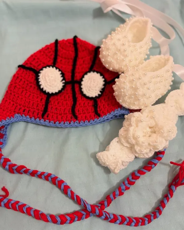 Assemble the cutest hero with this Spider-Man inspired set. It includes a character beanie, matching white pearl booties, and a white headband.