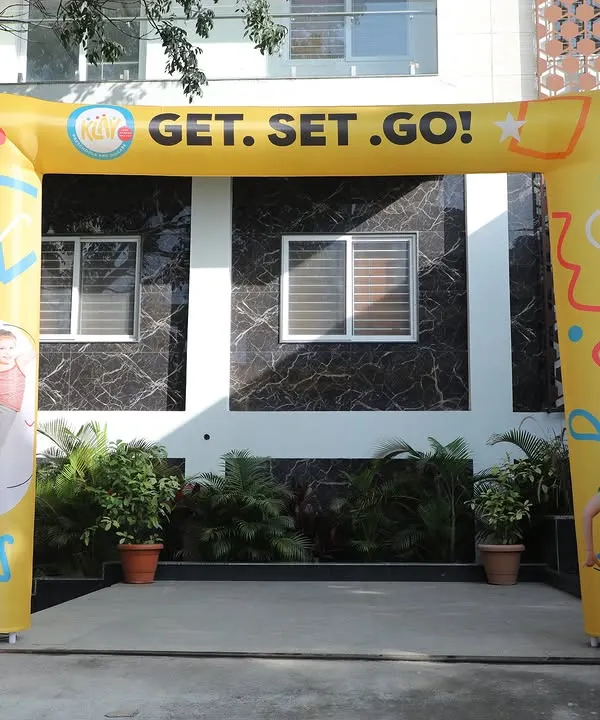 A custom inflatable archway welcomes families to the "Get Set Go" marketing event we organized for Klay Pre School, creating an exciting entrance experience.