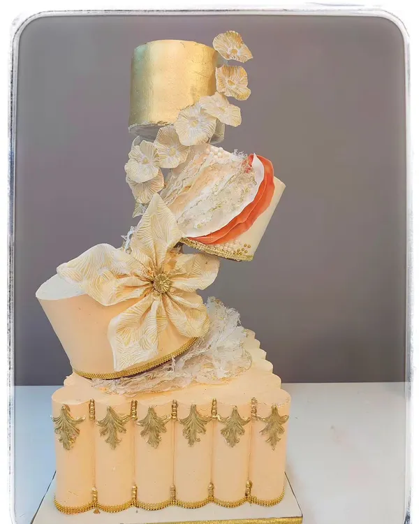 Defy gravity with a topsy-turvy wedding cake. In our advanced class, you will learn the structural engineering and artistic skills required to build these incredible, show-stopping cakes.