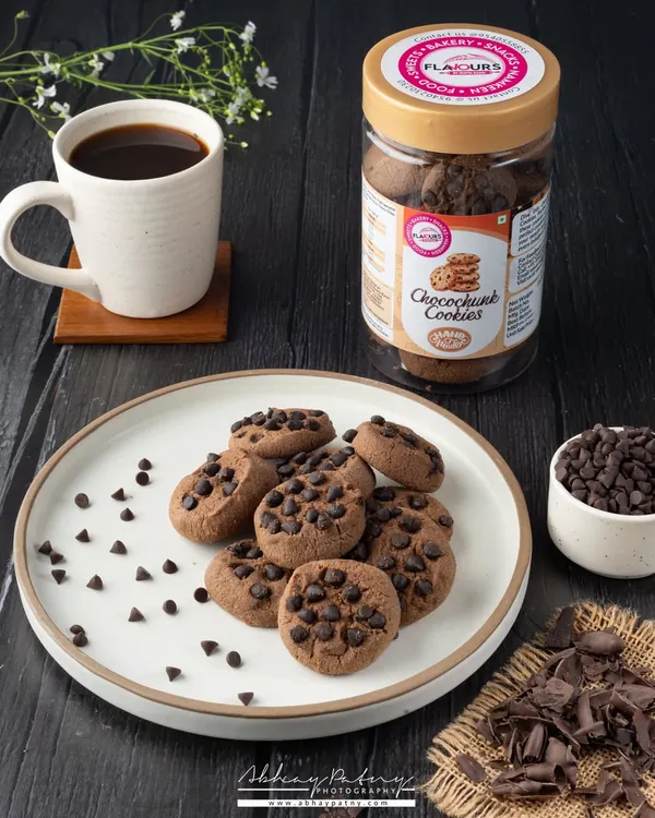 For these choco-chip cookies, I used a dark, moody setup with a cup of black coffee. This creates a classic "coffee and cookies" pairing that feels cozy and indulgent.