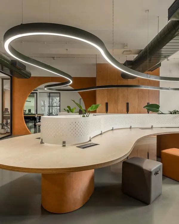 This free-flowing community desk was custom-fabricated for the Hosachiguru office in collaboration with Loyora Spaces. The curved form avoids restrictive barriers, fostering a more open and collaborative work environment.