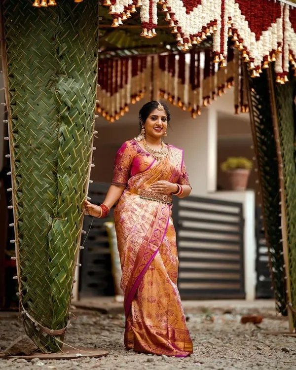 We believe the entrance sets the tone for the entire celebration. Here, we created a traditional chapara for a house event, using pillars hand-woven from fresh coconut leaves and a canopy of red and white flower garlands with temple bells. This design creates an auspicious and welcoming feel right from the doorstep.
