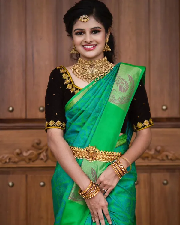I believe makeup should celebrate your joy. For this client, we went for a radiant and fresh look that highlighted her beautiful smile, perfect for her special day in a stunning green Mysore silk saree.