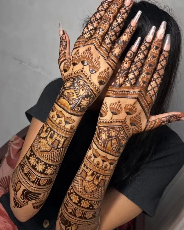 A stunning back-hand design for the bride. This pattern features peacock motifs and intricate geometric work, creating a bold and beautiful look.