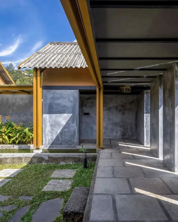 The exterior of Teyla restaurant uses locally sourced materials, including mud plaster and stone, to create a structure that feels native to the Idukki landscape. The design is both economically viable and contextually responsive.
