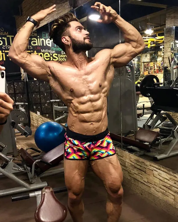 This classic bodybuilding pose shows the result of perseverance. A shredded physique with defined abs and full muscle bellies is achieved through hard training and a smarter diet.