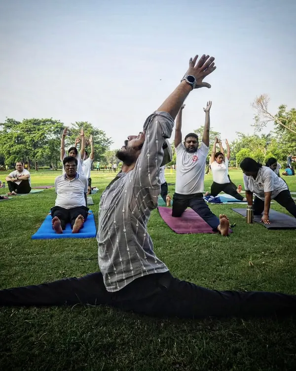 We believe yoga is best practiced together, connecting with nature and each other. Here, our co-founder Nishant Sir leads a weekend park session, demonstrating the Samakonasana (Side Splits) with the parivaar.