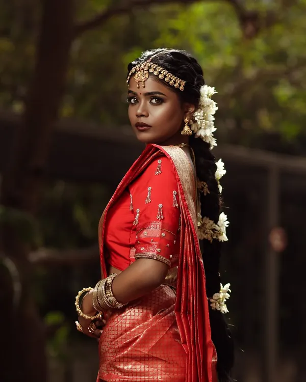 This is the essence of my work: creating a flawless, dewy finish that honors and enhances deep skin tones. For this South Indian bridal shoot, the focus was on a radiant glow that looks authentic, timeless, and absolutely stunning on camera.