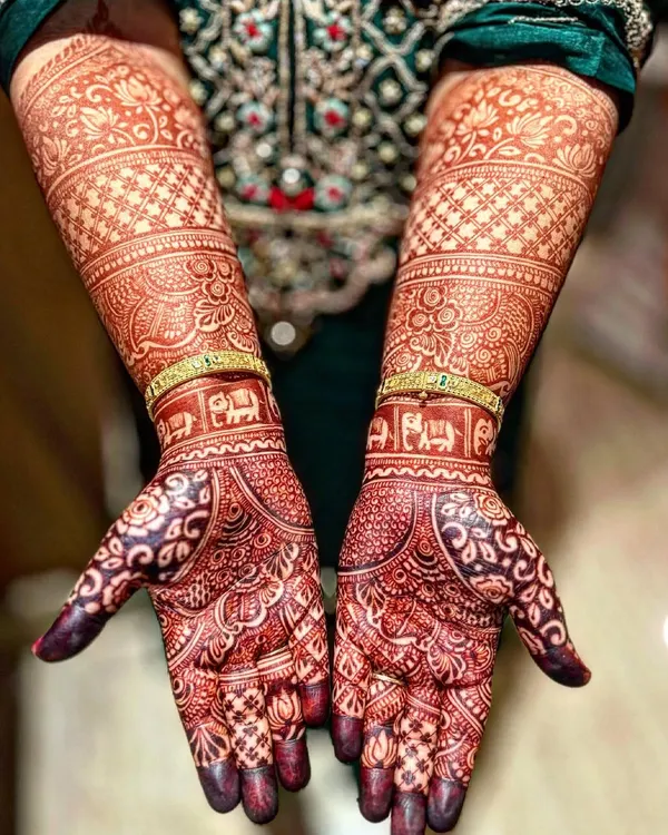 This is the rich, dark bridal stain I always aim for. This beautiful color is the result of using high-quality, natural henna and proper aftercare.