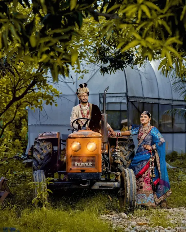 This is what happens when you mix love, laughter, and a bit of Himachali flair. I love creating unique couple portraits like this one in Chamba that go beyond the usual poses and truly show your personality.