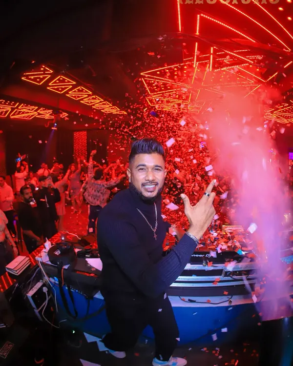 It's all about the drop. A massive confetti blast at Club Illusions in Mumbai, creating that perfect high-energy moment. This is the kind of visual production I can bring to your event.