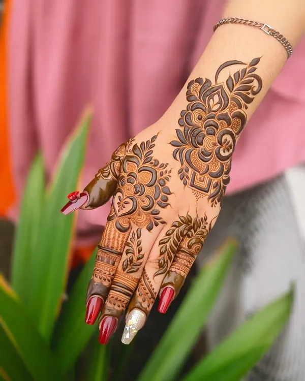 A bold and beautiful floral design that flows from the wrist to the fingers. The use of thick and thin lines gives it a modern, three-dimensional feel.