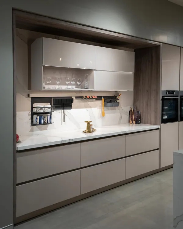 Our Coimbatore showroom spans 20,000 sq. ft. and features 8 display kitchens. This particular setup shows handleless cabinets in a neutral tone with a marble-look backsplash and smart countertop storage.