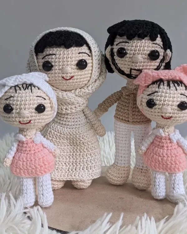 A complete family portrait in crochet. This set includes a mother, father, and two daughters, each with their own unique details.
