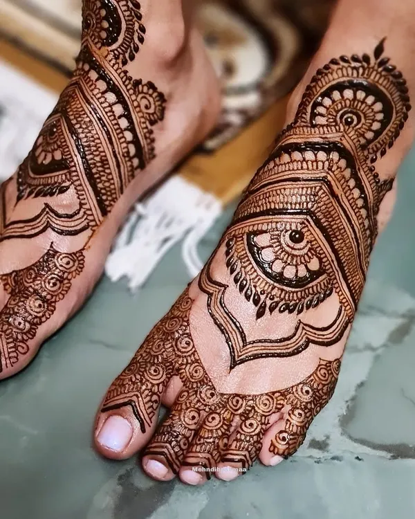 A beautiful and intricate bridal foot design. The patterns are designed to adorn the feet and look stunning with bridal footwear.