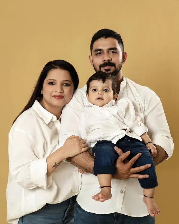A classic family portrait. We guide you into natural poses that show the love and connection between you and your baby. This is a memory to frame and cherish.