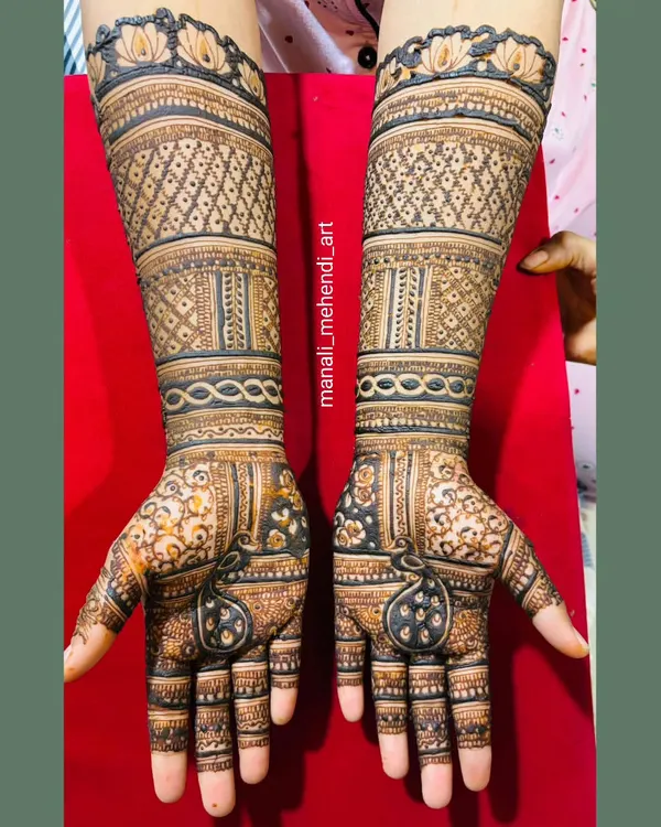 A beautiful full-arm mehandi design for the "siders" or close family. The pattern includes detailed jaali (netting), floral bands, and a distinct motif on the palm, ensuring a rich and complete look.