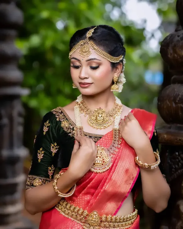 A complete bridal look featuring one of my most popular temple jewellery sets. Notice the detailed matha patti, choker, and long haaram that create a layered, royal effect against the red silk saree.
