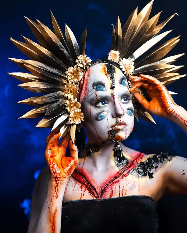 This "HalloQueen" look is a masterclass in illusion and SFX makeup. Our students learn to create such complex, multi-eyed characters using advanced techniques for their creative portfolios.