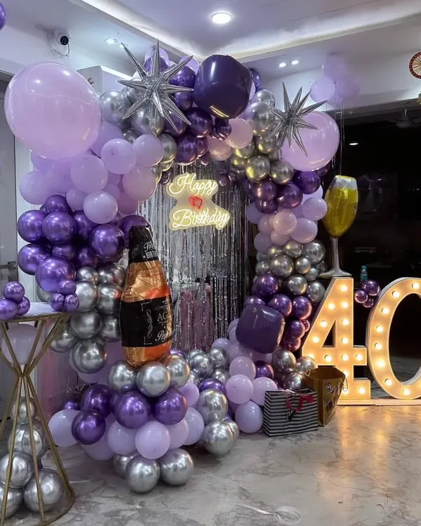 40th birthday jaisa special occasion ho ya koi aur badi party, main is tarah ka grand balloon decoration karta hoon. Isme light-up marquee numbers, theme-based foil balloons, aur neon sign sab include hai.