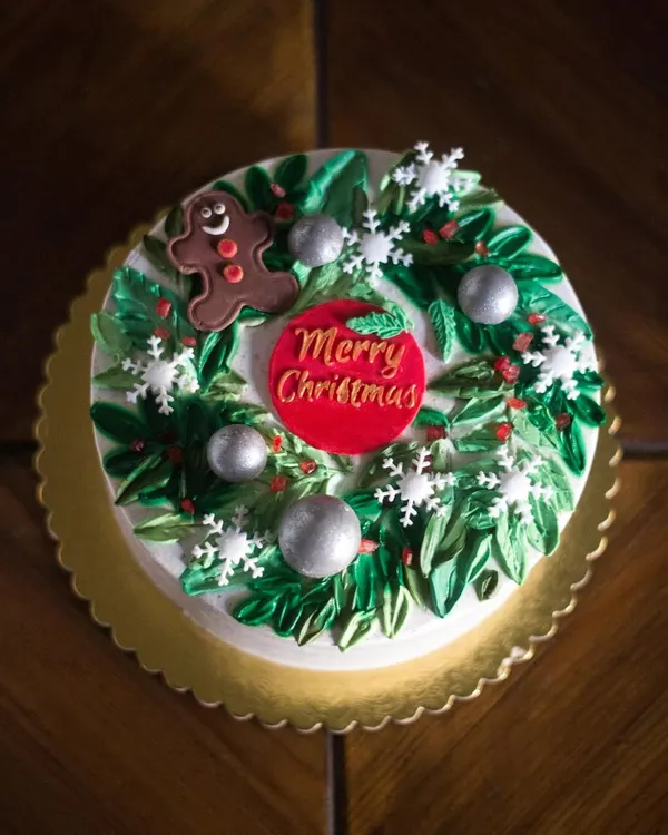 Merry Christmas! This palette knife painted wreath cake is filled with cinnamon and vanilla, the perfect flavors for the season. I wish you all joy, peace, and lots of love.