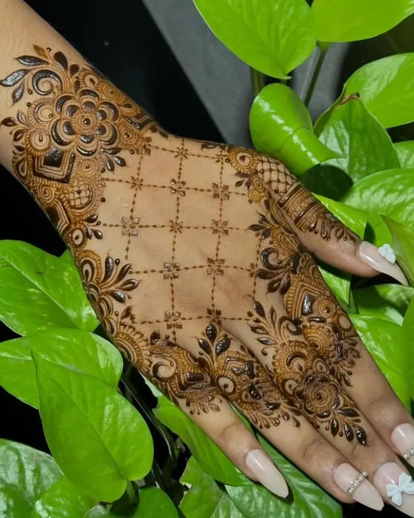 A perfect example of an elegant Arabic-style jaal (net) pattern, accented with bold floral work. This design is modern, chic, and looks beautiful against the skin.